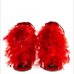 Lilianas red feather 👠!